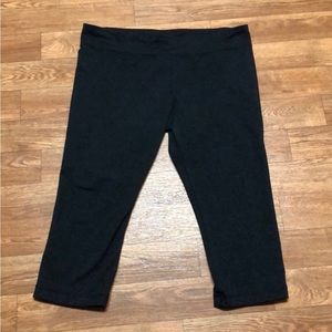 Women’s Black/Gray Microstripe Under Armour Capri Pants Size XL
